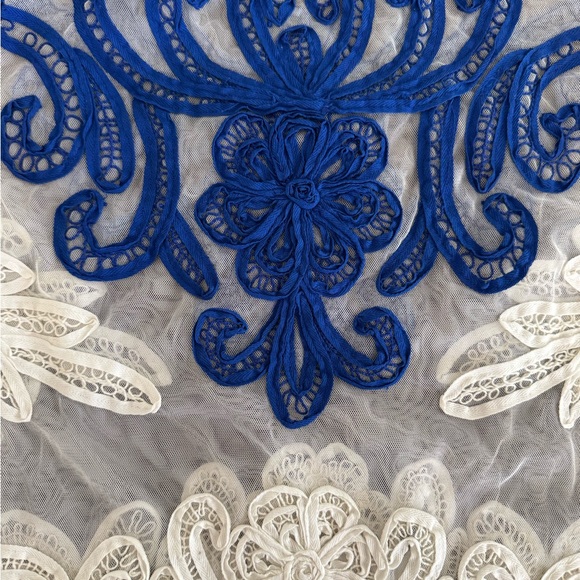 VENUS Blue and White Lace Blouse - Picture 5 of 7